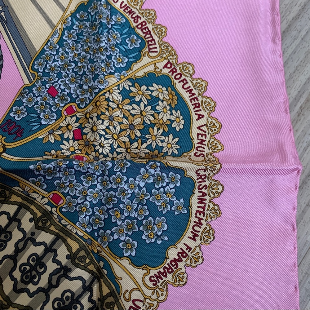 Authentic Gucci Vintage Scarf 90cm Pink Eastern Fans Excellent Condition Silk - Picture 5 of 8